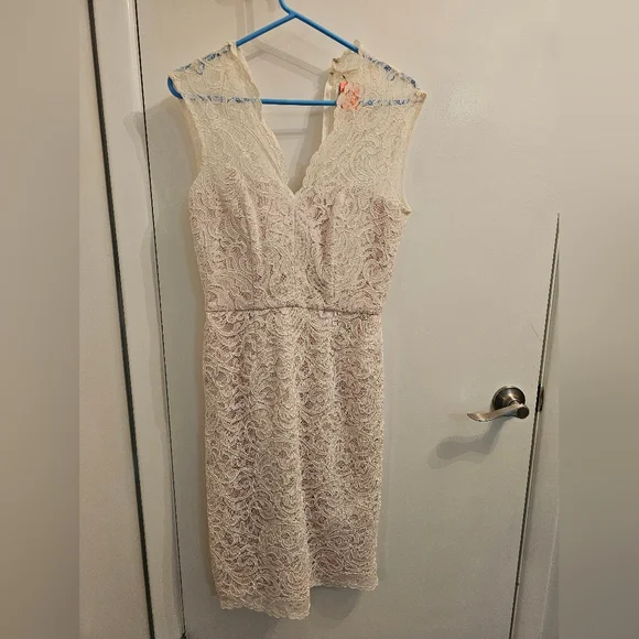 White lace dress with pink underlayment - Picture 1 of 4
